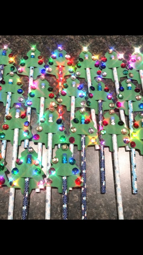 Christmas tree pencil toppers. Super easy for school favors. Christmas Kids Crafts Gifts, Christmas Tree Pencil, Pencil Topper Crafts, Students Gifts, Crafts 2024, Diy Pencil Holder, Craft Christmas Gifts, Pencil Crafts, Christmas Crafting