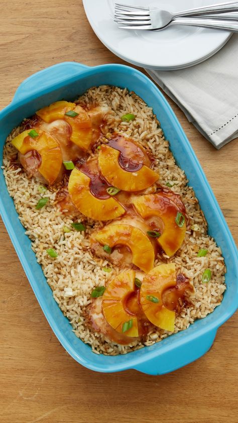 One-Dish Hawaiian Chicken Bake Recipe - This easy dinner packed with teriyaki chicken, rice and pineapple slices will be your new favorite summer casserole. Teriyaki Chicken Rice, Teriyaki Chicken Casserole, Chicken Bake Recipe, Chicken Rice Bake, Baked Teriyaki Chicken, Teriyaki Chicken And Rice, Hawaiian Chicken, Pineapple Recipes, Chicken Bake