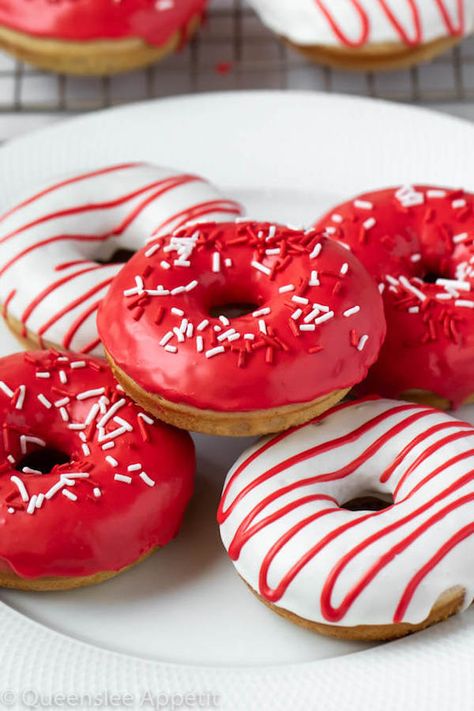 Donut Batter, Christmas Donuts, Dessert Aux Fruits, Festive Desserts, Tim Hortons, Delicious Donuts, Gel Food Coloring, Baked Donuts, Mini Donuts