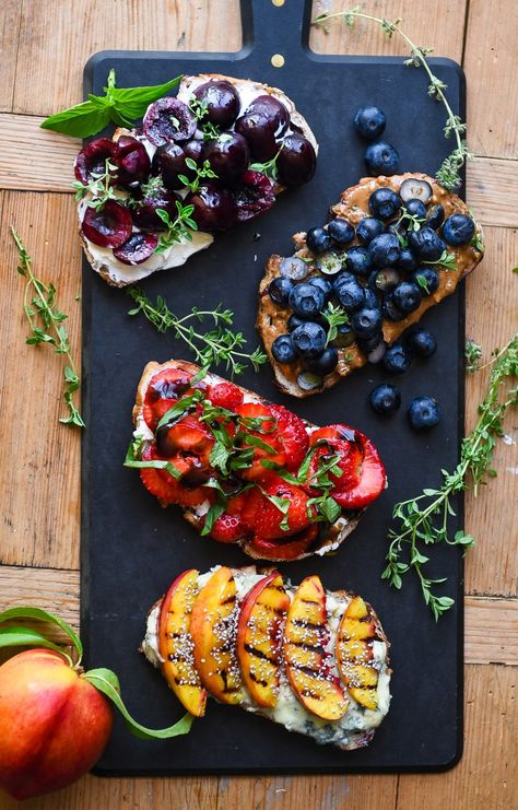 Fruit On Toast, Breakfast Tartine, Breakfast Fruit Ideas, Tartine Recipes, Fruit Salad Breakfast, Summer Breakfast Ideas, Cafe Items, Toast Restaurant, Fancy Toast