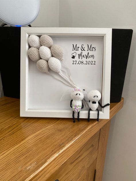 This is a free tutorial to make a wedding box frame and to personalise it to your bride and groom. Crochet Wedding Gifts Free Pattern, Crochet Wedding Gifts, Crochet Wedding Gift, Rabbit Wedding, Wedding Present Ideas, Diy Wedding Gifts, Crocheting Ideas, Wedding Box, Crochet Keychain Pattern