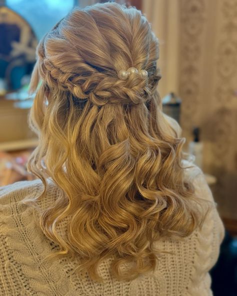 Say ‘I do’ to this romantic half-up, braided hairstyle with soft curls and pearl accents is the perfect touch for your special day. Let Claire Guy Bridal Hair and Makeup bring your wedding vision to life 💕 #WeddingHair #BridalMakeup #GrittletonHouseWeddings #ClaireGuyBridal #weddinghairinspo #newlyengaged #marryme #chippenhamwedding #wiltshirewedding #weddingday @grittletonhouseevents Braided Hairstyle, Wedding Vision, Newly Engaged, Soft Curls, Bridal Hair And Makeup, Hair And Makeup, Half Up, Marry Me, Bridal Makeup