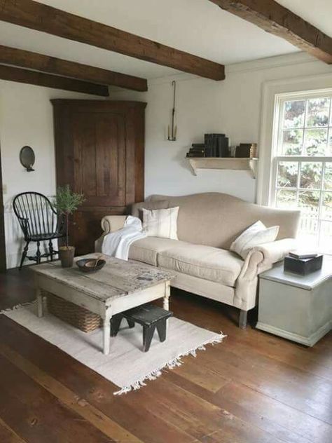 Living room.  Shows wooden beams and nice accents to the light furinture Colonial Living Room, Living Room Decoration Ideas, Primitive Living Room, Room Decoration Ideas, American Farmhouse, Primitive Homes, French Country Living Room, Farmhouse Remodel, Casa Vintage