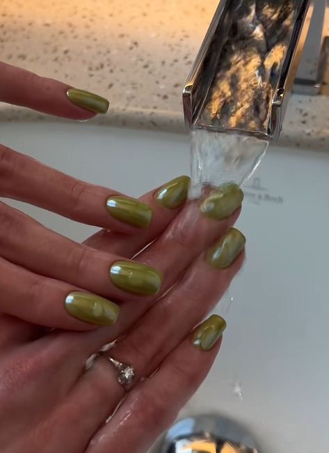 Structured Nail Manicure, Colorful Engagement Nails, Classy Minimalist Nails, 1940s Nails, Short Nail Inspo 2024, Gel Painted Nails, Green Aura Nails, Kutek Disney, Unghie Sfumate