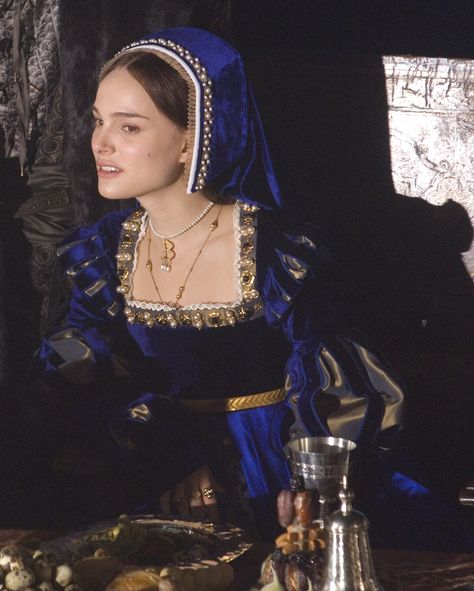 Natalie Portman as Anne Boleyn in The Other Boleyn Girl The Other Boleyn, Coronation Gown, Tudor Dress, Tudor Fashion, The Other Boleyn Girl, Tudor Costumes, Queen Of England, Anne Boleyn, Costume Drama