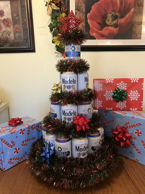 Beer Christmas Gift Ideas, Beer Themed Christmas Tree, Beer Can Christmas Tree, Beer Christmas Tree, Beer Christmas Gifts, Beer Case, Diy Beer, Christmas Beer, Tree Centerpieces