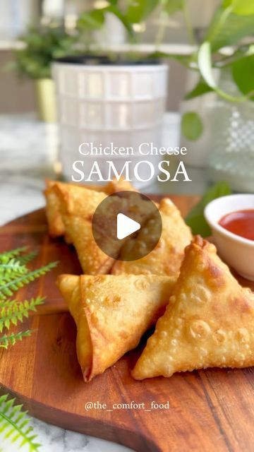 W A J I H A on Instagram: "Chicken Cheese Samosa

A delicious cheesy snack loved by everyone.
Simple and tempting.

Ingredients:
Chicken 1 breast fillet
Water 2-3 cups
Ginger garlic paste 1 tbsp
Salt 1/2 tsp
Garlic powder 1/2 tsp
Red chilli powder 1/2 tsp
Cumin powder 1/2 tsp
Cheese 1/2 cup
Capsicum 1/4 cup
Cream cheese 3 tbsp
Parsley 1/2 tsp
Oregano 1/4 tsp

Follow the exact recipe and you will have delicious tasting samosas 🥰

This post is in collaboration with fellow blogger @stewwithsaba. Please checkout her food creation 🥰

Keep following @the_comfort_food 🩷" Chicken Samosa Recipe, Cheese Samosa, Chicken Samosa Recipes, Cheesy Snack, Paneer Cheese, Fusion Recipes, Samosa Recipe, Ginger Garlic Paste, Red Chilli Powder