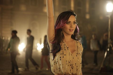 katy perry - firework mv Firework Katy Perry, Katy Perry Purple Hair, Baby Justin Bieber, Katy Perry Firework, Mark Salling, Charlie Brown Jr, Pink Streaks, I Kissed A Girl, Lady Antebellum