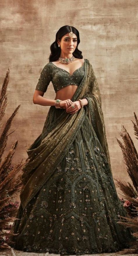 Mendhi Outfit, Lehenga Green, I Want Her, Reception Lehenga, Taking A Picture, Traditional Blouse Designs, Indian Bridal Lehenga, Green Lehenga, Trendy Blouse