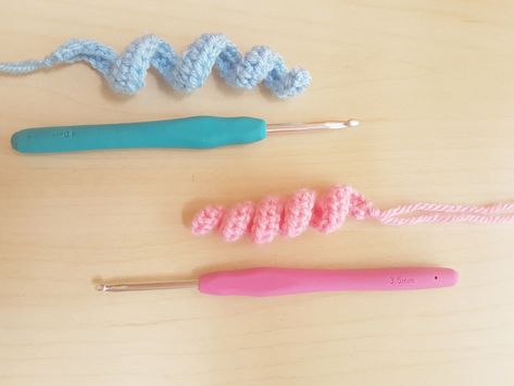 Making a Tight Crochet Curly Tail Also Known as a ‘Curly Cue’ – Nearest'n'Dearest Doll Curls, Crochet Worry Worm, Preemie Octopus, Crochet Vase, Home Arts And Crafts, Worry Worm, Worry Worms, Crochet Curls, Spiral Crochet