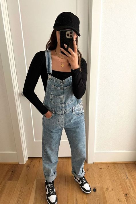 Jean Overall Outfits Winter, Jeans Overall Outfit, Overall Fall Outfits, Overall Outfit Winter, Womens Overalls Outfits, Overalls Outfit Fall, Nail Inspo Winter, Jean Overall Outfits, Cute Overall Outfits