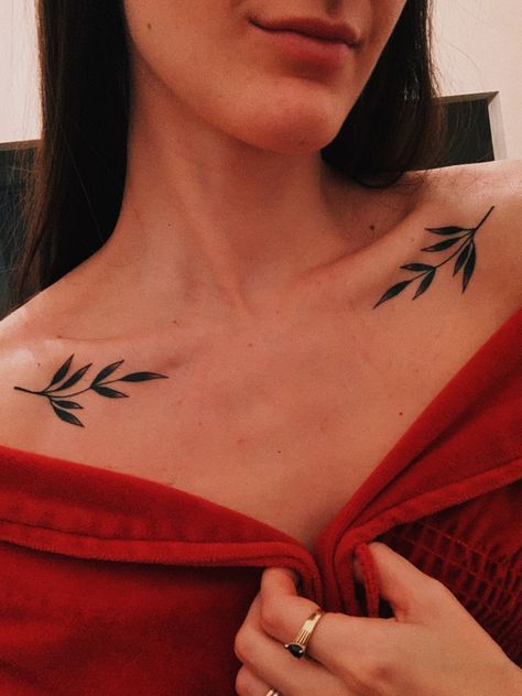 Collarbone Plant Tattoo, Collar Bone Tattoo Vines, Collarbone Tattoo Both Sides, Leaves On Collar Bone Tattoo, Leaf Tattoo Collar Bone, Womens Collarbone Tattoo, Collar Bone Tattoo American Traditional, Botanical Collar Bone Tattoo, Collar Bone Tattoo Simple