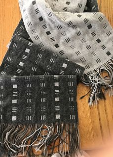 Handwoven Clothing, Handwoven Scarves, Rigid Heddle Weaving Patterns, Make A Scarf, Weaving Scarfs, Weaving Patterns Design, Cashmere Scarves, Weaving Loom Projects, Rigid Heddle Weaving