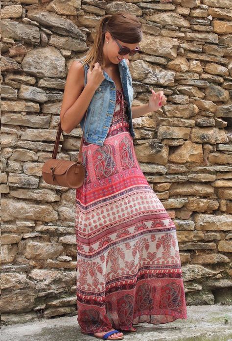 Maxi Dress Outfit with Denim Vest - LOVE! Denim Vest Outfit, Look Boho Chic, Maxi Dress Outfit, Estilo Hippie, Cute Spring Outfits, Pretty Designs, Fashion Designs, Vest Outfits, Looks Chic