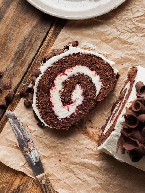 Chocolate Swiss Roll Recipe, Christmas Dessert Ideas, Chocolate Swiss Roll, Gluten Free Thanksgiving Recipes, Chocolate Roll Cake, Carrot Cakes, Gluten Free Pastry, Gluten Free Chocolate Cake, Cake Rolls