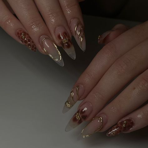 Browns and gold is always top tier Gold Brown Nails Design, Nail Designs Brown And Gold, Nail With Gold, Brown Nails With Gold Accent, Gold Brown Nails, Brown Nails With Gold, Brown And Gold Gel Nails, Brown Gold Flake Nails, Brown Nails Gold Tips