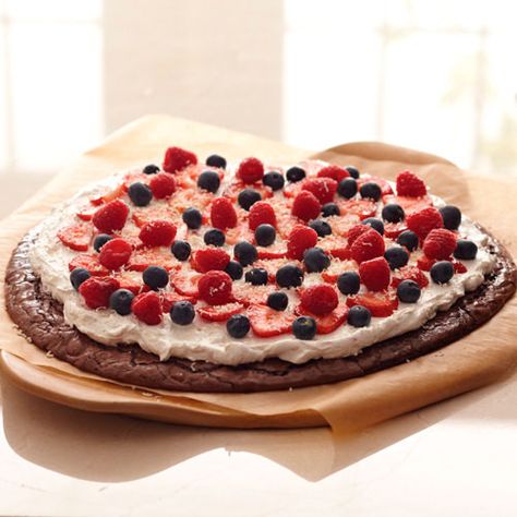 TOP THIS BROWNIE CRUST WITH SWEETENED CREAM CHEESE AND A COLORFUL COMBINATION OF JUICY BERRIES. IT'S TRULY A DESSERT-LOVER'S PIZZA. Pampered Chef Desserts, Brownie Pizza, Pizza Sugar Cookie, Pizza Vegana, Fruit Pizza Sugar Cookie, Berry Patch, Fruit Pizza Recipe, Pampered Chef Recipes, The Pampered Chef