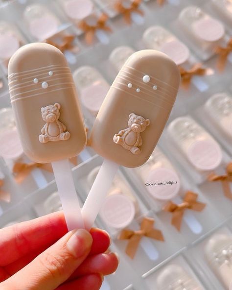 𝗕𝗮𝗯𝘆 𝘀𝗵𝗼𝘄𝗲𝗿 𝗳𝗮𝘃𝗼𝘂𝗿𝘀 🤎 #cakesicles #babyshowerfavors #welcomebaby #sydneyfavors #cakesiclefavors #sydneyevents | Instagram Baby Shower Cakesicles, Baby Shower Favours, Baby Shower Treats, Thai Dessert, Retro Baby, February 19, Menu Ideas, Welcome Baby, Cookie Cake