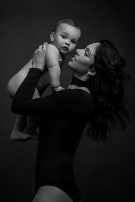 Mom Baby Pictures, Mommy Pictures, Mommy Son Pictures, Mother Daughter Photography Poses, Mommy Daughter Photoshoot, Son Photo Ideas, 6 Month Baby Picture Ideas, Daughter Photo Ideas, Mother Baby Photography