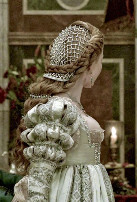 Borgias Costumes, Couture Dior, Historical Hairstyles, Medieval Hairstyles, Holliday Grainger, Lucrezia Borgia, The Borgias, Fashion Fantasy, Medieval Dress