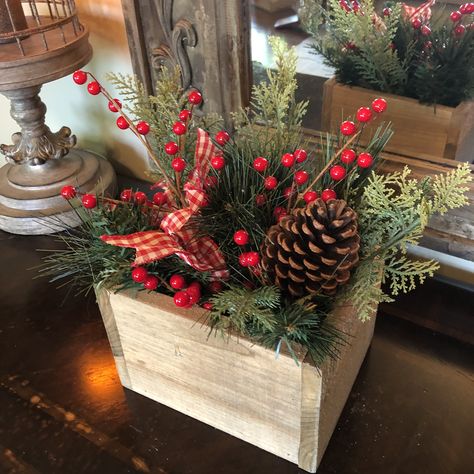 Centerpieces Christmas Diy, Thanksgiving Christmas Table, Holiday Centerpieces Christmas, Christmas Table Decorations Centerpiece, Centerpieces Christmas, Wooden Box Centerpiece, Christmas Table Decorations Diy, Wood Box Centerpiece, Diy Christmas Table