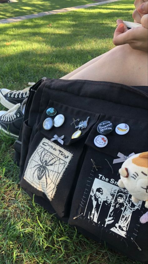 Backpack Patches Ideas, Backpack With Patches And Pins, Bag With Pins Aesthetic, Patches On Backpack, Backpack Ideas, Patch Backpack, Cocteau Twins, Backpack Patches, Bag Pins