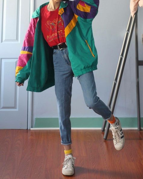 Old school 90’s fashion outfit jacket green red jeans Look 80s, Fashion 80s, Look Retro, Outfit 90s, 80s Outfit, 90's Fashion, 90s Fashion Outfits, 90s Outfit, Brigitte Bardot