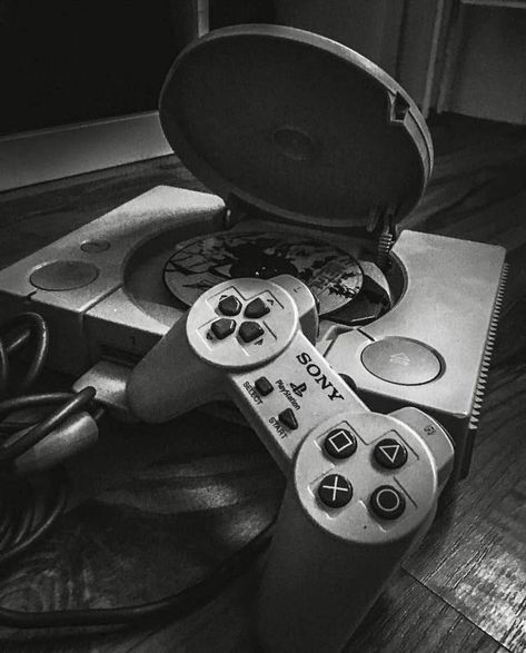 White Photography Aesthetic, Boyfriends Aesthetic, 90s Games, Twenty One Pilots Art, Super Smash Bros Brawl, Wallpapers Ideas, Black And White Photo Wall, Playstation Controller, Nice Pic