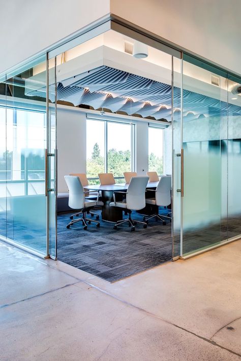 Loreal Office, Bright Office Space, Glass Office Desk Modern, Custom Reception Desk, Group Office, Bright Office, Office Ceiling, Acoustic Ceiling, Glass Desk Office