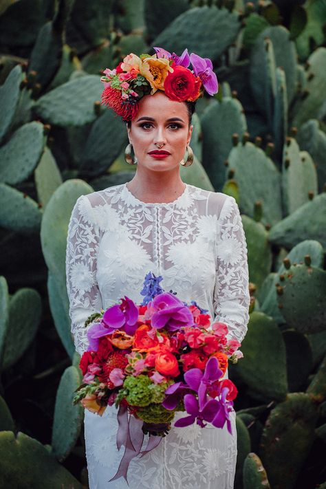 Frida Kahlo Frida Kahlo Flower Crown, Frida Kahlo Wedding, Mexican Themed Weddings, Mexican Wedding Dress, Fiesta Wedding, Food Photography Props, Mexican Fashion, Flowers In Her Hair, Boda Mexicana