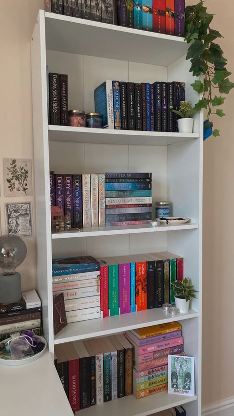 Aesthetic Bookshelf Organization, Small Bookshelf Organization, Bookshelves Ikea, Small Bookshelf Ideas Aesthetic, Minimalistic Bookshelf, Small Bookshelf Organization Ideas, Bookshelf Minimalist, Small Aesthetic Bookshelf, Cute Book Shelves Aesthetic