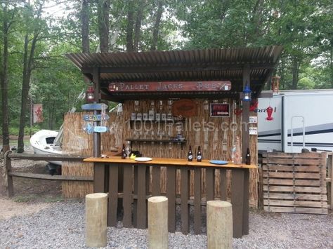 Tiki bar on campsite I have on the Jersey Shore near Long Beach Island. Took 1 day to construct with 8 pallets and a few pieces of store bought lumber. Pal Bar Con Pallet, Bar Made From Pallets, Pallet Bars, Wooden Pallet Bar, Bar Pallet, Bar En Plein Air, Repurposed Pallets, Diy Patio Ideas, Outdoor Tiki Bar