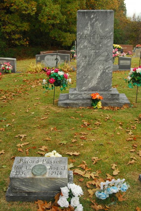 Buford Hayse Pusser (1937 - 1974) - Folk Figure. He was the Sheriff of McNairy County, Tennessee, and subject of the movie "Walking Tall". Walking Tall Movie, Tennessee Fieldstone, Movie Tombstone, Helen Reddy, Beautiful Cemeteries, Celebrity Graves, Famous Tombstones, Walking Tall, Old Burying Point Cemetery