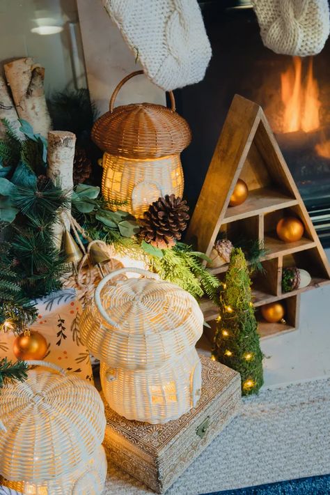 decorating a Cozy, bohemian Woodland Christmas tree and living room - Casa Watkins Living Woodland Themed Christmas Tree, Christmas Woodland Theme, Woodland Christmas Tree Ideas, Forest Apartment, Woodland Living Room, Theme Christmas Tree, Woodland Christmas Decor, Glam Christmas Tree, Woodland Christmas Tree