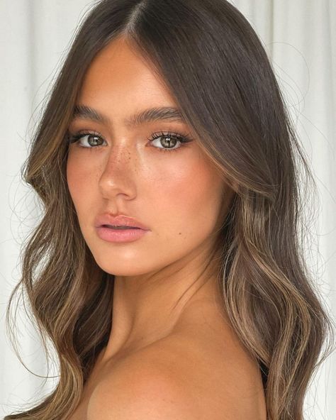 Natural Bronze Makeup, Latte Makeup, Bronze Makeup Look, Sunkissed Makeup, Ball Makeup, Natural Prom Makeup, Wedding Hairstyles And Makeup, Brunette Makeup, Tanned Makeup