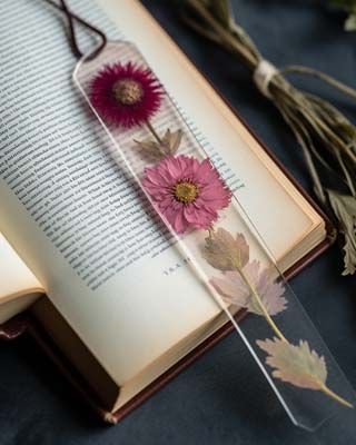 bookmark with pressed flowers Pressed Flower Bookmarks, Pressed Flower Bookmark, Bookmark Tutorial, Easy Craft For Kids, Pressing Flowers, Flower Bookmarks, Leaf Bookmark, Reading Accessories, Pressed Leaves