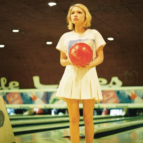 how tavi took down the sartorialist Tavi Gevinson, The Maxx, Petra Collins, Bowling Alley, Trailer Park, Tumblr Fashion, Photography Inspo, Creative Studio, Bowling