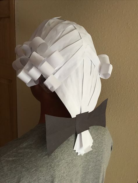 DIY Colonial Wig  My child needed a colonial wig for a school event and I made this in about 30 minutes using a shower cap, 1" strips of computer paper and glue.  Turned out pretty well! Diy Colonial Wig, Paper Wigs Diy, Paper Wig, Paper Wigs, George Washington Costume, Colonial Wigs, 18th Century Wigs, School Event Dress, Costume Carnaval