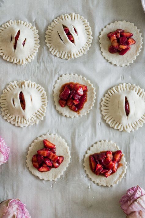 Hand Pie Designs, Christmas Hand Pies, Puff Pastry Hand Pies, Hand Pies Recipes, Mini Strawberry Pies, Savory Hand Pies Recipes, Strawberry Hand Pies, Beautiful Pie Crusts, Cinnamon Pie