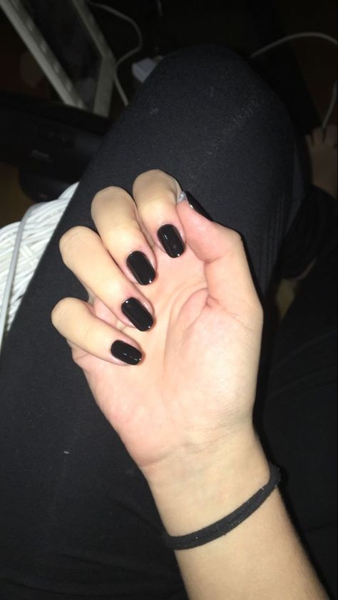 Black Nails Painted, Black Gel Polish Nails, Black Nail Polish Aesthetic, Black Nails Natural, Painted Black Nails, Black Nails Polish, Gel Black Nails, Nails Painted Black, Black Painted Nails