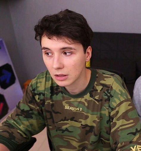 Dan Howell Pfp, Heart Eyes Howell, Daniel James Howell, Pins Board, British Youtubers, Danny Boy, Dan And Phill, Daniel Howell, Phil 3