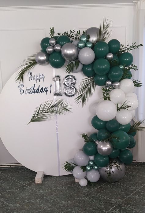 Emerald Green And Silver Decorations, Dark Green Decorations Party, Green And Silver Balloon Garland, Green And Silver Party Decor, Green And Silver Decorations, Dark Green Birthday Theme, Green And Silver Balloons, Ballons Decoration Ideas, Emerald Green And Silver