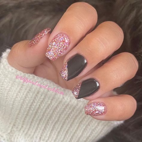 Vegas Shellac Nails, Two Color Dip Nails, Dipped Nails Ideas Short, Fun Shellac Nails, Nails Vegas Style, Vegas Gel Nails Ideas, Vegas Manicure Ideas, Vegas Dip Nails, Fun Vegas Nails