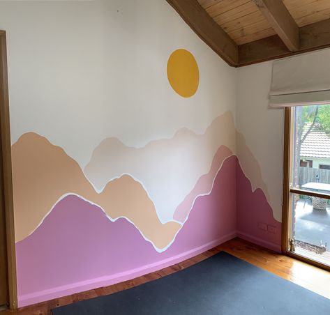 Corner Mural Ideas, Cool Wall Murals Bedroom, Daycare Wall Murals, Simple Diy Wall Mural, Easy Bedroom Mural, Wall Murals Simple, Simple Nursery Mural, Kids Playroom Mural Ideas, Bedroom Murals Painted