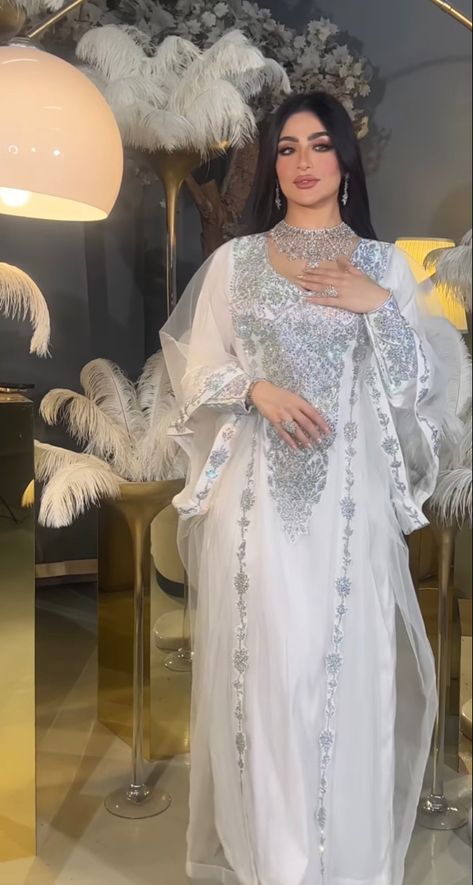 Mukhawar Design, Luxury Bollywood Style Thobe For Eid, Dishdasha Women Traditional Dresses, Arabian Dress Traditional, Traditional Emirati Dress, Elegant Embellished Thobe For Eid, Uae Traditional Clothes, Mukhawar Dress, White Arabic Dress