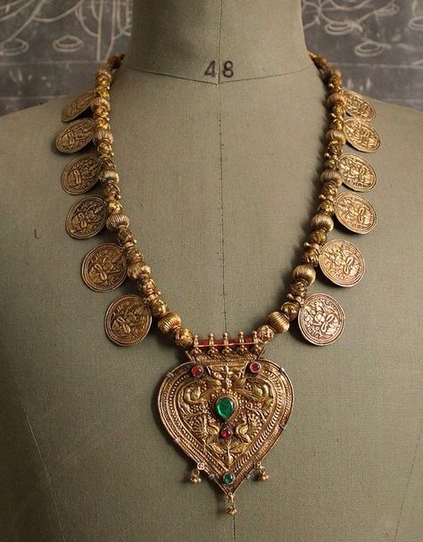 Gold Addikai Necklace, Necklaces Design Gold, Long Necklaces Gold, Kasu Necklace, Flower Pearl Necklace, Gold Coin Jewelry, Couples Necklace, Antique Necklaces Design, Antique Gold Jewelry Indian