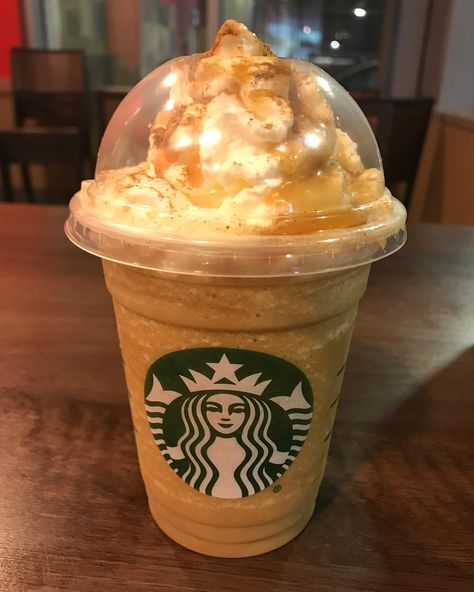 #nationalcoffeeday #pumpkinspice #pumpkinspicelatte @starbucks #yummy #coffee #coffeephotography Store Drinks, Caramel Frappuccino, Costa Coffee, Coffee Shot, National Coffee Day, Coffee Starbucks, Coffee Photography, Starbucks Hot, Pumpkin Spice Latte