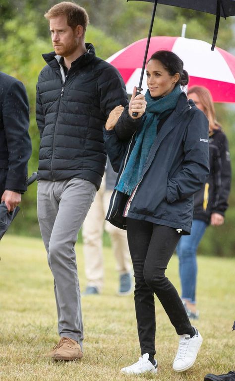 Olive Trench Coat, Celebrity Sneakers, Princ Harry, Meghan Markle Outfits, Abel Tasman, Cowgirl Style Outfits, Princess Meghan, Prince Harry And Megan, Meghan Markle Style