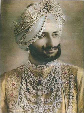 One of the highlights of the exhibition, "Maharaja: The Splendour of India's Royal Courts" at the Victoria and Albert Museum, is its focus on the Raj - the colonial years when the Indian princes, deprived by the British of their absolute rule, could concentrate on the decorative things in life. Pictured here is the Maharaja of Patiala, wearing a diamond and platinum parade necklace created by #Cartier in 1928. #Maharaja भारतीय इतिहास, Icon Jewelry, Royal Indian, Diana Vreeland, Vintage India, Harry Winston, Royal Jewels, Royal Jewelry, Elizabeth Taylor