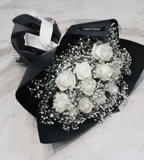 17. Geburtstag, Unique Bridal Bouquets, White Flower Bouquet, Luxury Flower Bouquets, Flower Bouquet Diy, Flower Gift Ideas, Boquette Flowers, Flower Bucket, Flowers Bouquet Gift